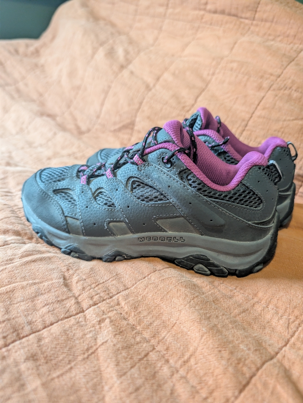 Merrell big kids girls Moab 3 size 3.5